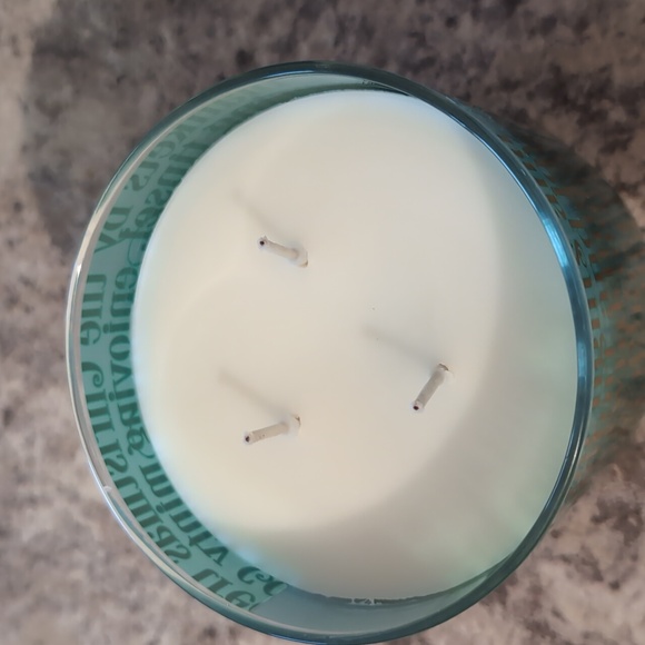 Peppermint hot chocolate candle by bath and body works - Picture 3 of 4